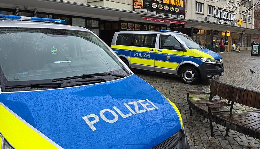 Polizeikr&auml;fte suchen nach dem Verd&auml;chtigen.