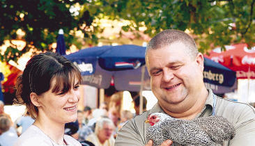 Hatte mit einer Zwerg-Wyandotte das bester Tier der Jungtierschau: Gerd Fritsch bei der Hühnerkärwe des Geflügelzuchtvereins Böckingen. Für Besucherin Silvia Seifert war das Siegertier ebenfalls ein prächtiges Exemplar.Foto: Andreas Veigel Hatte mit einer Zwerg-Wyandotte das bester Tier der Jungtierschau: Gerd Fritsch bei der Hühnerkärwe des Geflügelzuchtvereins Böckingen. Für Besucherin Silvia Seifert war das Siegertier ebenfalls ein prächtiges Exemplar.Foto: Andreas Veigel