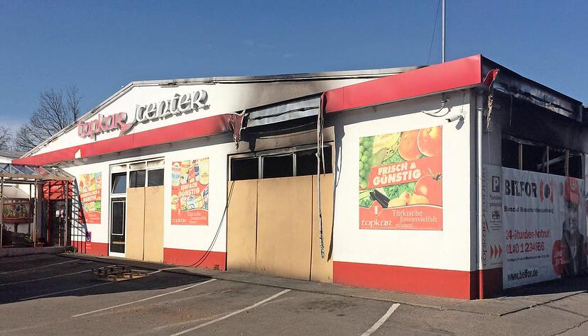 Nach dem verheerenden Feuer im Topkar-Markt laufen dort Aufräumarbeiten. Bislang ist unklar, ob der Markt weitermachen wird.Foto: Daniel Stahl Nach dem verheerenden Feuer im Topkar-Markt laufen dort Aufräumarbeiten. Bislang ist unklar, ob der Markt weitermachen wird.Foto: Daniel Stahl