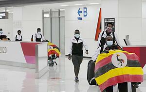 Die ersten Athleten sind schon in Tokio gelandet, darunter eine Gruppe aus Uganda. Foto: dpa Die ersten Athleten sind schon in Tokio gelandet, darunter eine Gruppe aus Uganda. Foto: dpa