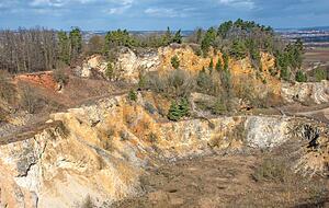 Im Geotop Lindle hat man einen guten Blick über das Ries. Der Krater ist vor knapp 15 Millionen Jahren durch die Kollision eines etwa einen Kilometer großen Asteroiden mit der Erde entstanden.