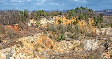 Im Geotop Lindle hat man einen guten Blick über das Ries. Der Krater ist vor knapp 15 Millionen Jahren durch die Kollision eines etwa einen Kilometer großen Asteroiden mit der Erde entstanden.
Foto: McPHOTO / Erich Thielscher via www.imago-images.de