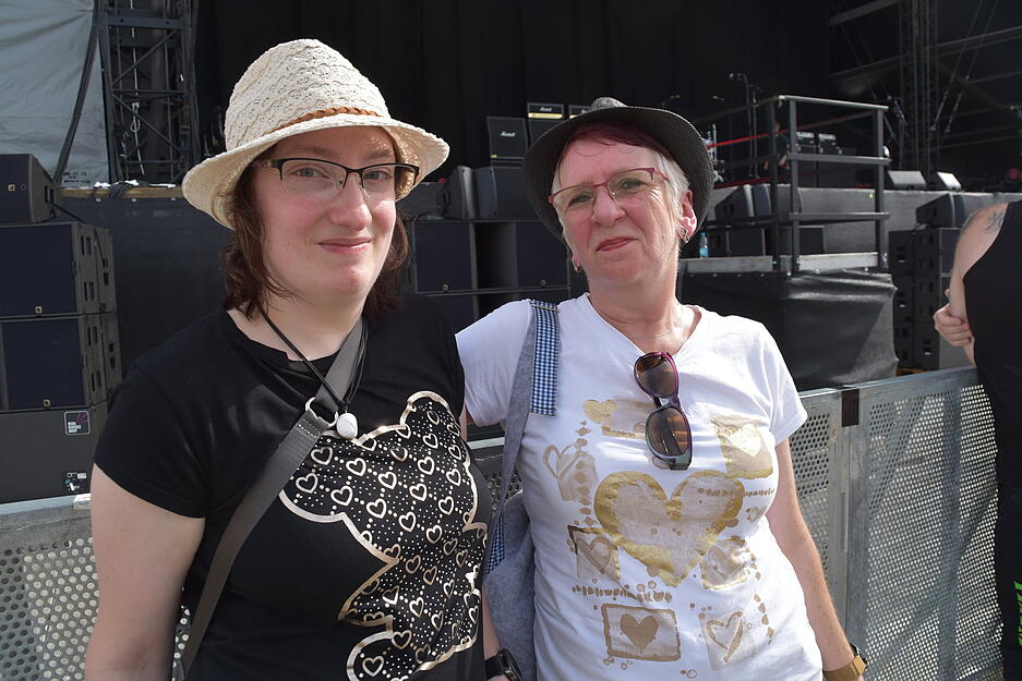 Nikita und Eva Waschka (von links) sichern sich gleich zu Beginn Plätze in der ersten Reihe.