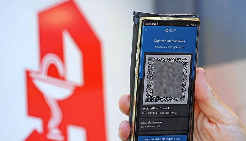 Smartphone, Papier oder Karte: Die Apotheken im Land stellen Zertifikate aus, mit denen die Corona-Impfung nachgewiesen werden kann. Immer wieder versuchen Ungeimpfte, den Impfnachweis illegal zu bekommen.
Foto: dpa