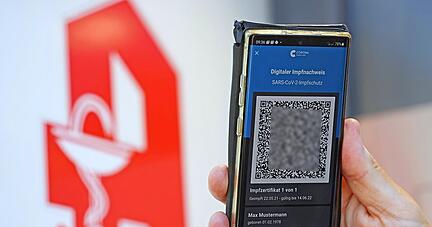 Smartphone, Papier oder Karte: Die Apotheken im Land stellen Zertifikate aus, mit denen die Corona-Impfung nachgewiesen werden kann. Immer wieder versuchen Ungeimpfte, den Impfnachweis illegal zu bekommen.
Foto: dpa