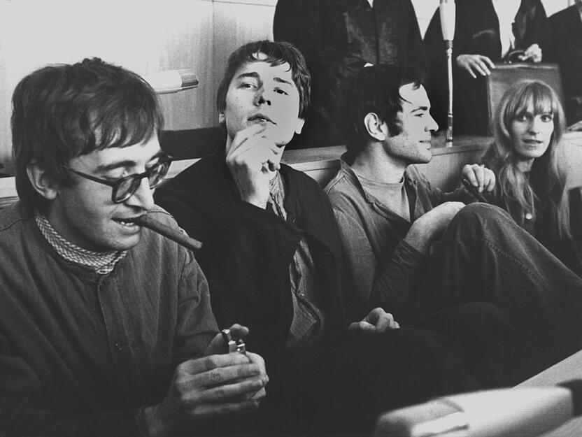 Thorwald Proll, Horst Söhnlein, Andreas Baader und Gudrun Ensslin werden am 31.10.1968 wegen menschengefährdender Brandstiftung zu jeweils drei Jahren Zuchthaus verurteilt.