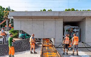 Per Hydraulik wird die Br&uuml;cke acht Zentimeter angehoben und auf der Verschubbahn an ihre endg&uuml;ltige Position im Bahndamm ger&uuml;ckt. Am Samstag um 22 Uhr soll alles so weit fertig sein, dass Z&uuml;ge dr&uuml;ber fahren k&ouml;nnen.
Fotos: Mario Berger