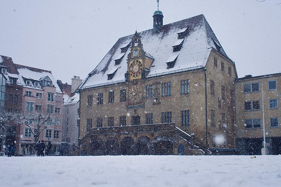 Über die Wahrzeichen der Stadt Heilbronn, wie hier auf dem Bild das Rathaus, legte sich eine weiße Schneedecke.