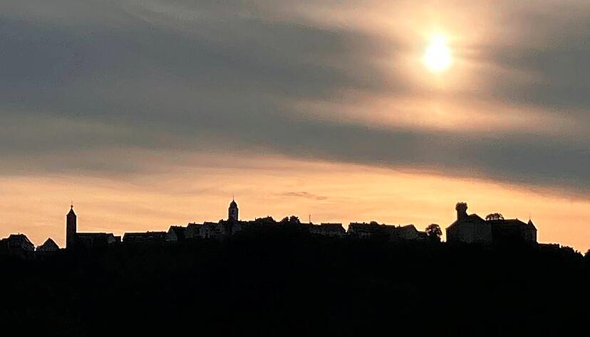 Start und Ziel der Tour rund ums Kochertal war Waldenburg, der Balkon Hohenlohes. In den frühen Abendstunden zeigt der Bergsporn sein mystisches Antlitz.