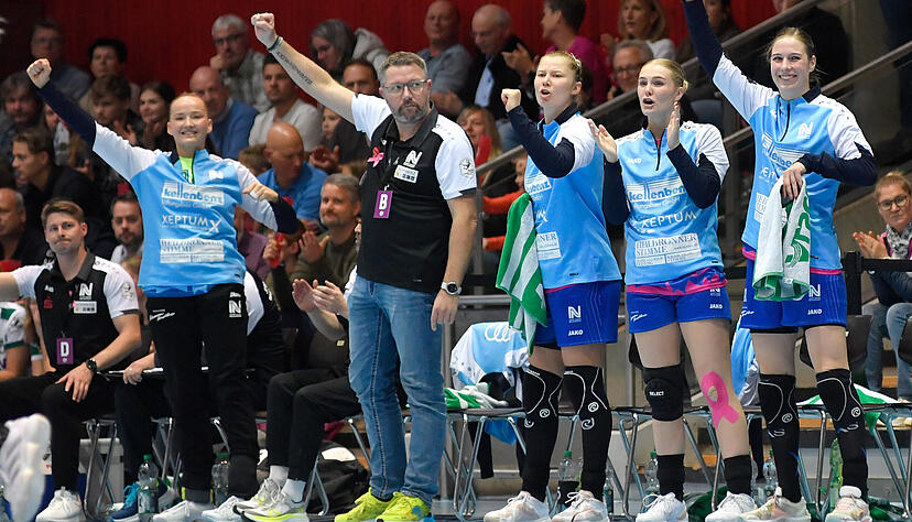 „Hands up for more“: Johanna Fossum, Trainer Thomas Zeitz, Kamila Kordovská, Lynn Holtman und Annefleur Bruggeman (von links) konnten sich gegen Frisch Auf Göppingen über zwei weitere Punkte freuen. Gesprächsbedarf hatte der Trainer trotzdem. „Hands up for more“: Johanna Fossum, Trainer Thomas Zeitz, Kamila Kordovská, Lynn Holtman und Annefleur Bruggeman (von links) konnten sich gegen Frisch Auf Göppingen über zwei weitere Punkte freuen. Gesprächsbedarf hatte der Trainer trotzdem.