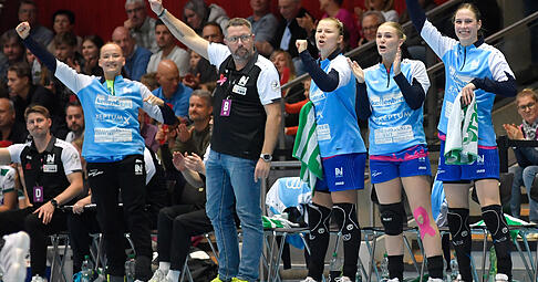 „Hands up for more“: Johanna Fossum, Trainer Thomas Zeitz, Kamila Kordovská, Lynn Holtman und Annefleur Bruggeman (von links) konnten sich gegen Frisch Auf Göppingen über zwei weitere Punkte freuen. Gesprächsbedarf hatte der Trainer trotzdem. „Hands up for more“: Johanna Fossum, Trainer Thomas Zeitz, Kamila Kordovská, Lynn Holtman und Annefleur Bruggeman (von links) konnten sich gegen Frisch Auf Göppingen über zwei weitere Punkte freuen. Gesprächsbedarf hatte der Trainer trotzdem.