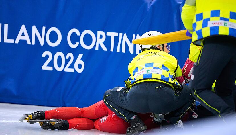 Die Polin Kamila Sellier wird auf dem Eis versorgt.