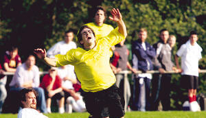 Foul: Jens Prechtel von den Sportfreunden Neckarwestheim holt Benjamin Heinz (VfL Eberstadt) von den Beinen. Es half nicht: Der VfL gewann 3:1.
Foto: Andreas Veigel Foul: Jens Prechtel von den Sportfreunden Neckarwestheim holt Benjamin Heinz (VfL Eberstadt) von den Beinen. Es half nicht: Der VfL gewann 3:1.
Foto: Andreas Veigel