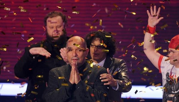 Der 56-j&auml;hrige S&auml;nger Freddy Sahin-Scholl (2.v.l) gewinnt die RTL-Castingshow "Das Supertalent" am Sonntagmorgen in K&ouml;ln und die Kandidaten Michael Holderbusch, Ruddy Estevez und Tobias Kramer gratulieren. Freddy Sahin-Scholl konnte sich gegen insgesamt elf Finalisten durchsetzen.