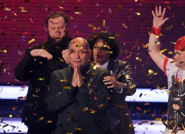 Der 56-j&auml;hrige S&auml;nger Freddy Sahin-Scholl (2.v.l) gewinnt die RTL-Castingshow "Das Supertalent" am Sonntagmorgen in K&ouml;ln und die Kandidaten Michael Holderbusch, Ruddy Estevez und Tobias Kramer gratulieren. Freddy Sahin-Scholl konnte sich gegen insgesamt elf Finalisten durchsetzen.