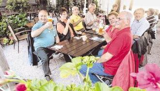 Gute Luft, gute Aussicht, gute Stimmung: G&auml;ste genie&szlig;en den Nachmittag im Biergarten der Gastst&auml;tte.Fotos: Guido Sawatzki