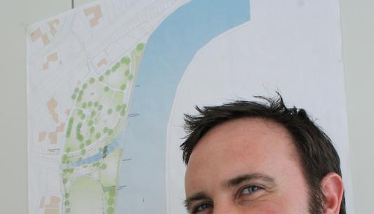 Neckartalradweg: Helge Spieth zeigt auf das Nadelöhr bei der Regiswindiskirche.