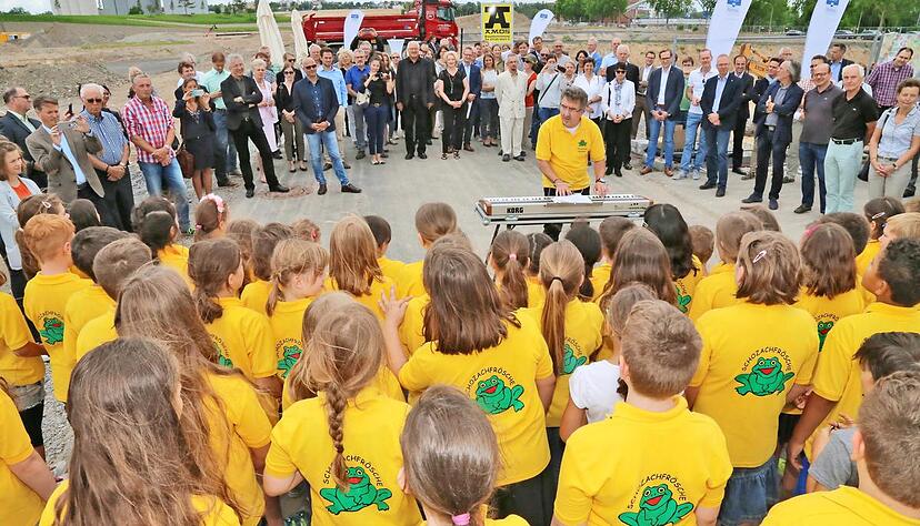 Die Schozachfr&ouml;sche der Grundschule Horkheim sangen beim Spatenstich f&uuml;r den Neckarbogen auf dem Gel&auml;nde der Bundesgartenschau.Fotos: Guido Sawatzki