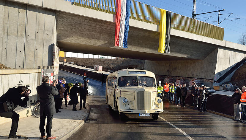 Dann geht es los: Stadträte, Mitglieder des Bezirksbeirats und Vertreter der Stadtverwaltung durchfahren die Unterführung.