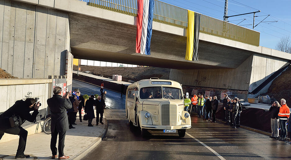 Dann geht es los: Stadträte, Mitglieder des Bezirksbeirats und Vertreter der Stadtverwaltung durchfahren die Unterführung.