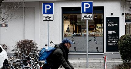 Vielerorts wird experimentiert, wie man mehr Parkplätze für Fahrräder schafft. Im Berliner Stadtteil Kreuzberg, hier im Bild, gibt es Parkplätze für Lastenräder.
Foto: dpa Vielerorts wird experimentiert, wie man mehr Parkplätze für Fahrräder schafft. Im Berliner Stadtteil Kreuzberg, hier im Bild, gibt es Parkplätze für Lastenräder.
Foto: dpa