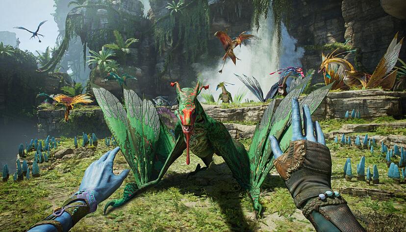 Ruhig,&nbsp;Ikran: Ein Na'vi n&auml;hert sich &laquo;Frontiers of Pandora&raquo; einem Flugdrachen.