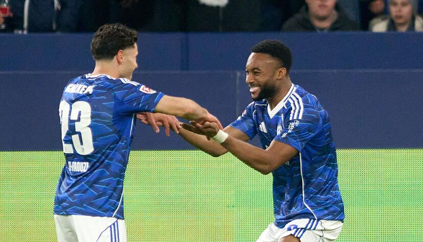 Sylla (r) bleibt beim FC Schalke 04. (Archivbild) Sylla (r) bleibt beim FC Schalke 04. (Archivbild)