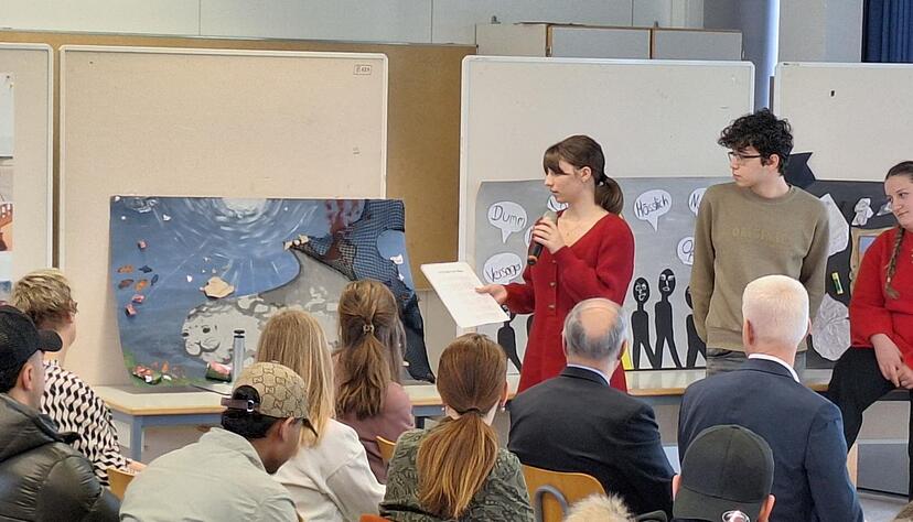 Sch&uuml;ler pr&auml;sentieren ihre Kunstwerke zum Thema Nachhaltigkeit.