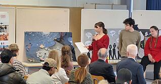 Sch&uuml;ler pr&auml;sentieren ihre Kunstwerke zum Thema Nachhaltigkeit.
