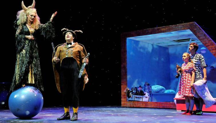 Wie im Traum: Die Nachtfee (Sylvia Bretschneider), Sumsemann (Oliver Firit) mit Anne und Peter (Katharina Leonore Goebel, Ferdinand Seebacher).
Foto: Thomas Braun