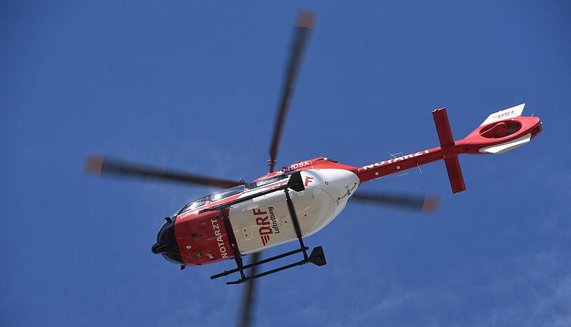 Ein Rettungshubschrauber fliegt am Himmel. Ein Rettungshubschrauber fliegt am Himmel.