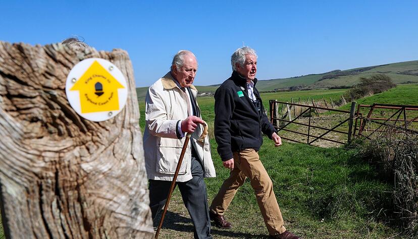 Gekleidet in Anzug und braunen Schuhen, wanderte der K&ouml;nig gut zwei Kilometer an der K&uuml;ste entlang.