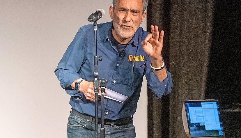 &bdquo;Die Gegenwart ist nicht satisfaktionsf&auml;hig&ldquo;: Wer den munteren Videoschnipselabend mit dem Berliner J&uuml;rgen Kuttner verpasst hat, er kommt im Juni wieder an vier Abenden auf das Theaterschiff Heilbronn.