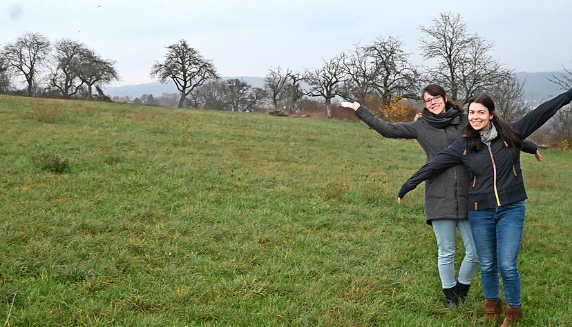 Mona Bauer (links) und Myrna Riedlinger wollen auf einem Grundst&uuml;ck in Krautheim ein Projekt mit therapeutischen, familienbezogenen Angeboten starten.
Foto: Draskovits