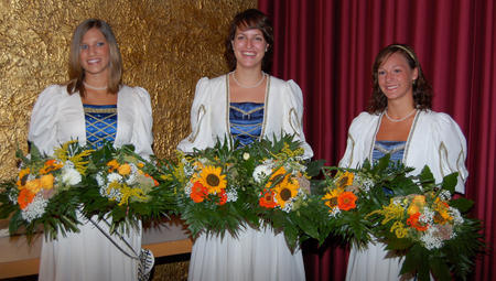 K&auml;thchen - Stadtrepr&auml;sentantinnen von li: Isabell Baumgart, Cosima Friz, Jennifer Francke, 2006. Foto: HSt-Archiv.