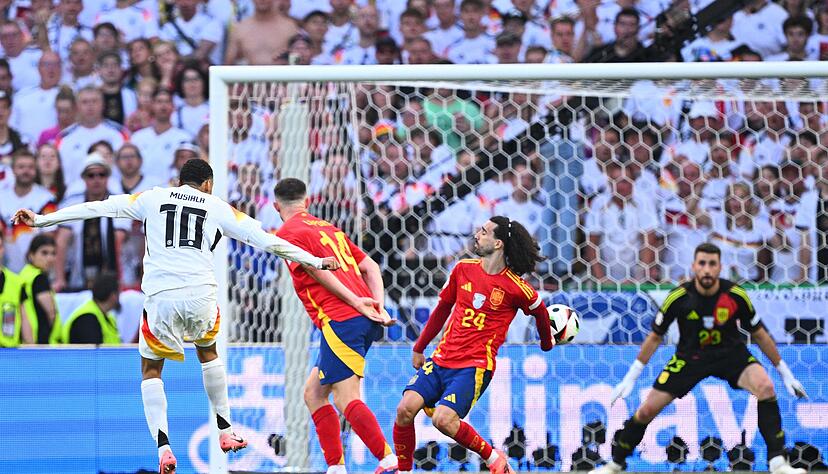 Marc Cucurella stoppt den Schuss von Jamal Musiala (l) mit seinem Arm.