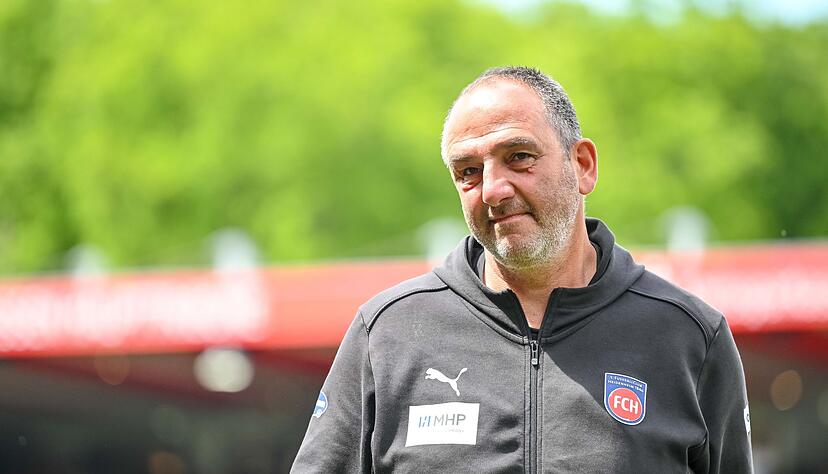 Für Heidenheims Trainer Frank Schmidt geht es in der Relegation gegen Elversberg um viel. Für Heidenheims Trainer Frank Schmidt geht es in der Relegation gegen Elversberg um viel.