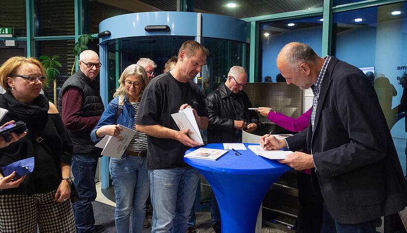 Begehrt: handsignierte Spottschau-B&uuml;cher des Karikaturisten Christoph H&auml;rringer.