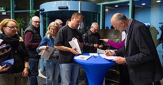 Begehrt: handsignierte Spottschau-B&uuml;cher des Karikaturisten Christoph H&auml;rringer.