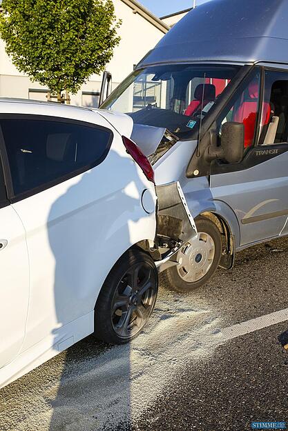 Schwerer Folgeunfall auf der B27 bei Kirchheim am Neckar. Gegen 19:13 ereignete sich auf der B27 ein Auffahrunfall. Die Feuerwehr sowie der Rettungsdienst wurden zu diesem Unfall hinzugezogen. Ein Streifenwagen der mit Sondersignal zu diesem Einsatz fuhr, krachte ca 200m vor der Unfallstelle frontal mit einem PKW auf der Gegenfahrbahn zusammen.
Nach ersten Informationen wurden 5 Personen verletzt.
Beim Auffahrunfall wurde einer Person ins Karnkenhaus eingeliefert, eine weitere verletzte Person musste nicht ins KH eingeliefert werden.
Beim Frontalzusammenstoß des Streifenwagens, wurden beide Beamten verletzt ins KH eingeliefert. 1 Person des unfallbeteiligten kam ebenfalls in die Klinik. / Kirchheim am Neckar, Baden-Württemberg, Germany, Europa Fotograf: 7aktuell.de/Schmalz Schwerer Folgeunfall auf der B27 bei Kirchheim am Neckar. Gegen 19:13 ereignete sich auf der B27 ein Auffahrunfall. Die Feuerwehr sowie der Rettungsdienst wurden zu diesem Unfall hinzugezogen. Ein Streifenwagen der mit Sondersignal zu diesem Einsatz fuhr, krachte ca 200m vor der Unfallstelle frontal mit einem PKW auf der Gegenfahrbahn zusammen.
Nach ersten Informationen wurden 5 Personen verletzt.
Beim Auffahrunfall wurde einer Person ins Karnkenhaus eingeliefert, eine weitere verletzte Person musste nicht ins KH eingeliefert werden.
Beim Frontalzusammenstoß des Streifenwagens, wurden beide Beamten verletzt ins KH eingeliefert. 1 Person des unfallbeteiligten kam ebenfalls in die Klinik. / Kirchheim am Neckar, Baden-Württemberg, Germany, Europa Fotograf: 7aktuell.de/Schmalz