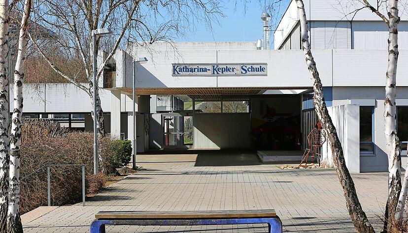 Die Katharina-Kepler-Schule wird vor allem am Wochenende als Treffpunkt von Jugendlichen genutzt. Immer wieder kommt es zu Sachbesch&auml;digungen. Der verwinkelte Hof und die Randlage der Schule spielen Vandalen in die Karten.
Foto: Wolfgang M&uuml;ller