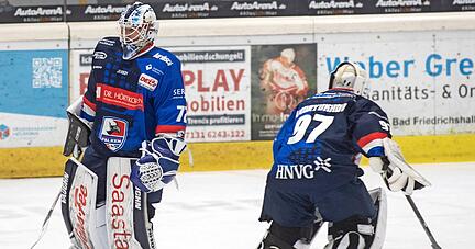 Goalie-Wechsel: Für Ilya Andryukhov (re.) kam im Schlussdrittel Florian Mnich. Im Januar gegen Weißwasser war es noch umgekehrt.
Foto: Archiv/Veigel