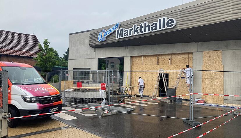 Handwerker verblenden am Freitagvormittag den zerstörten Eingangsbereich der Offener Markthalle.
