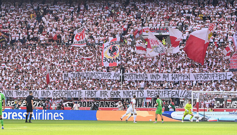 Der VfB Stuttgart spielt im Sondertrikot zum 100-jährigen Brustring-Jubiläum. Fan-Kritik gibt es am Sondertrikot. Der VfB Stuttgart spielt im Sondertrikot zum 100-jährigen Brustring-Jubiläum. Fan-Kritik gibt es am Sondertrikot.