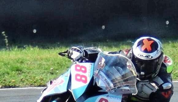 Matthias Geißler hängt sich auf der Strecke voll rein.
Fotos: Jessica Birn Matthias Geißler hängt sich auf der Strecke voll rein.
Fotos: Jessica Birn