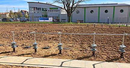 Die Wasserstoff-Insel der EnBW nimmt Gestalt an. Anschlüsse ragen aus dem Boden. Zwei der drei Container stehen, um dem Gas Wasserstoff beizumischen.
Fotos: Yvonne Tscherwitschke