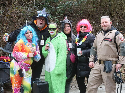 Farbenfrohe Gruppen ziehen beim traditionellen Narrenzug durch die historische Altstadt.
