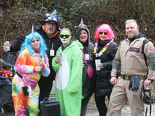 Farbenfrohe Gruppen ziehen beim traditionellen Narrenzug durch die historische Altstadt.