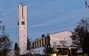 Schon im vergangenen Jahr hat die Corona-Pandemie Gottesdienste verhindert: Damals wurde die Osterbotschaft per Lasershow auf die Fassade der katholischen Kirche Öhringen projiziert.