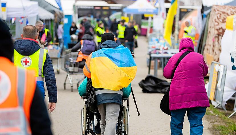 Unter den Geflüchteten sind auch Menschen mit Handicap, wie hier an der polnisch-ukrainischen Grenze. Sie brauchen barrierefreie Unterkünfte.
Foto: Christoph Soeder/dpa Unter den Geflüchteten sind auch Menschen mit Handicap, wie hier an der polnisch-ukrainischen Grenze. Sie brauchen barrierefreie Unterkünfte.
Foto: Christoph Soeder/dpa